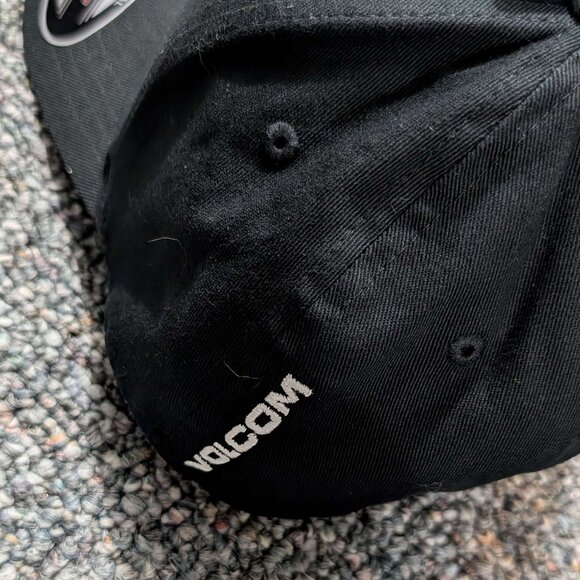 Youth Size Flex Fit Volcom Hat. NWT - Picture 3 of 4